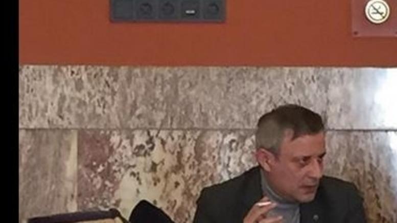 Οταν οι πολιτικοί καπνίζουν και προκαλούν