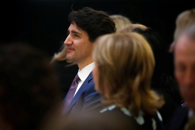 Ο Τριντό εύχεται στα ελληνικά στην παρέλαση των ομογενών