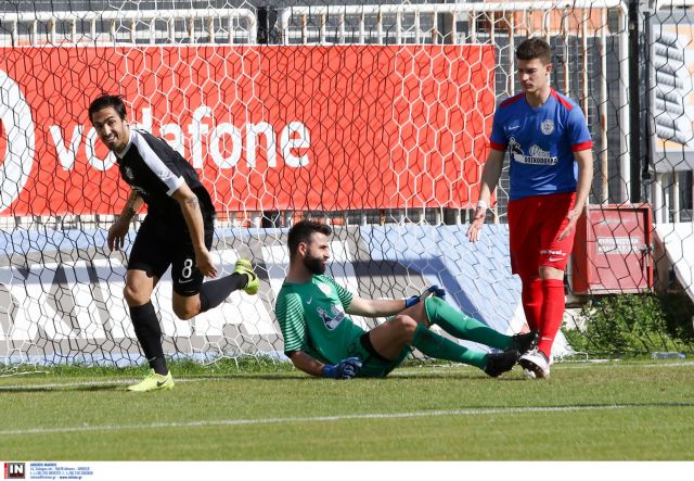 Χορεύει πεντοζάλη στην κορυφή