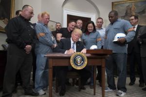 Ο Τραμπ πάτησε το κουμπί για τον εμπορικό πόλεμο