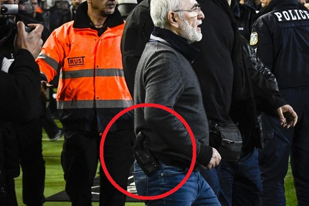 Απίστευτες εικόνες: Ο Ιβάν Σαββίδης κρατά το όπλο ενώ έχει εισβάλλει στο γήπεδο
