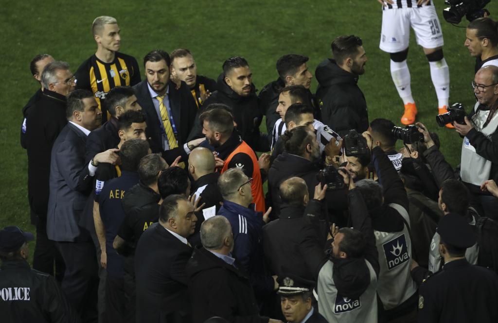 Η UEFA απειλεί με αποκλεισμό την Ελλάδα