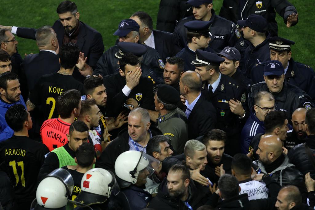 Οδυνηρές αποφάσεις: Διακοπή του πρωταθλήματος, διετές Grexit για τις ομάδες