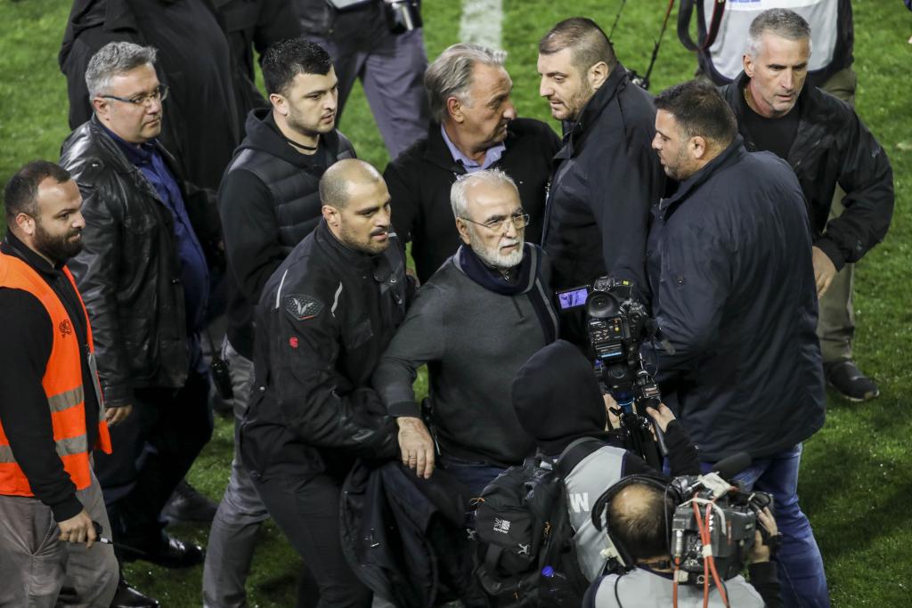 Ο νόμος των όπλων: Σκηνές τρόμου και ντροπής στο ελληνικό ποδόσφαιρο