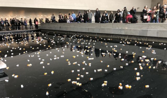 Η εγκατάσταση – διαμαρτυρία της Ναν Γκόλντιν στο Μητροπολιτικό Μουσείο της Νέας Υόρκης
