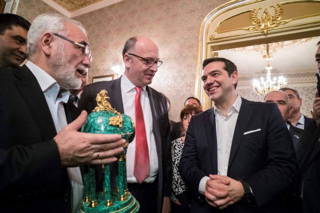 Στενές επαφές ολιγαρχικού τύπου