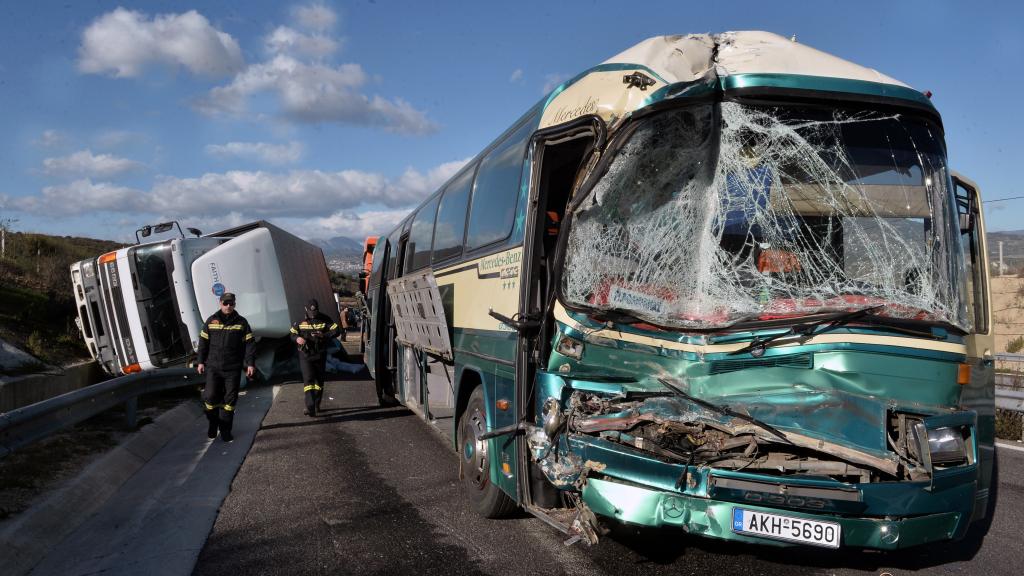 Σφοδρή σύγκρουση λεωφορείου ΚΤΕΛ με φορτηγό (βίντεο)