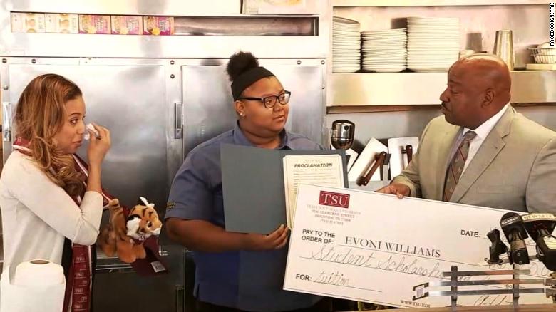 Η 18χρονη σερβιτόρα που έγινε κατά λάθος viral και κέρδισε υποτροφία