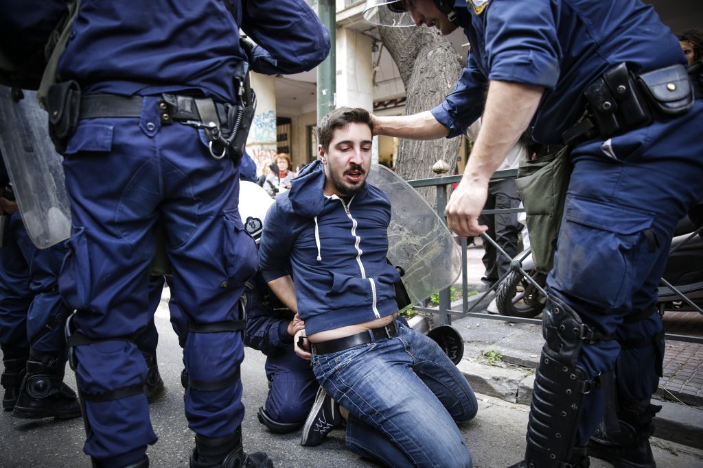 Αγριο ξύλο σε διαδηλωτές και δημοσιογράφους για τους πλειστηριασμούς