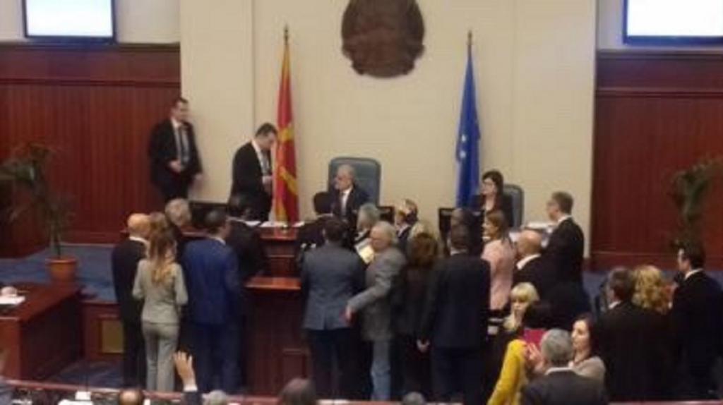 Επεισόδια στη Βουλή της ΠΓΔΜ: Μπουγέλωσαν τον πρόεδρο (βίντεο)