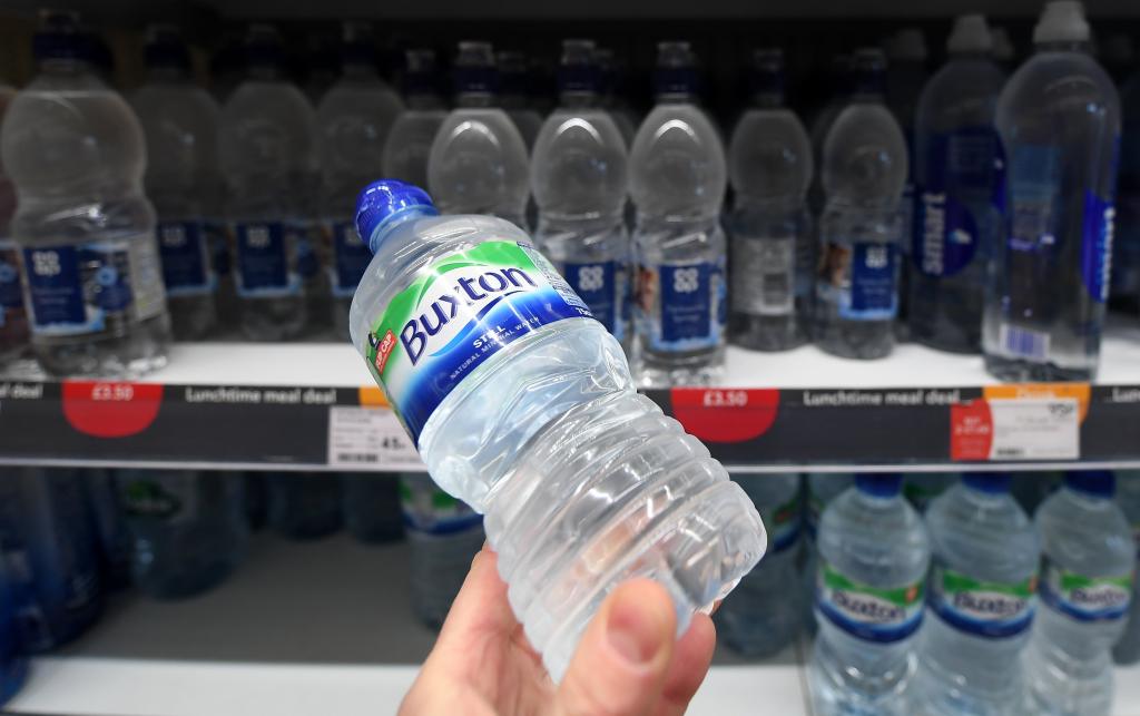 Επιβολή χρηματικής εγγύησης στην αγορά πλαστικών μπουκαλιών