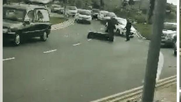 Ανοιξε η πόρτα νεκροφόρας κι έπεσε το φέρετρο στο δρόμο (φωτογραφία)