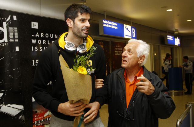 Αποθεώθηκαν οι παίκτες της ΑΕΚ κατά την επιστροφή τους