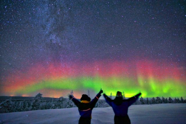 Η ευτυχία περνά από την κοινωνία