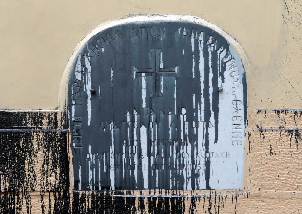 Και εκκλησίες βεβηλώνουν τώρα οι κουκουλοφόροι