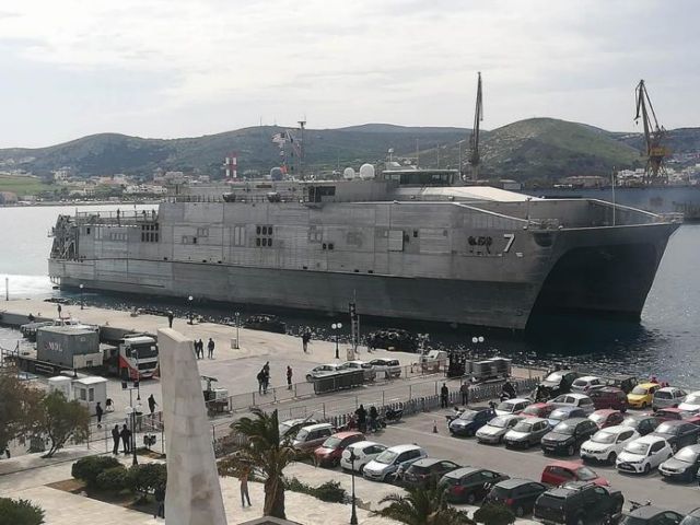 Εντυπωσιακό πολεμικό πλοίο των ΗΠΑ άραξε στη Σύρο