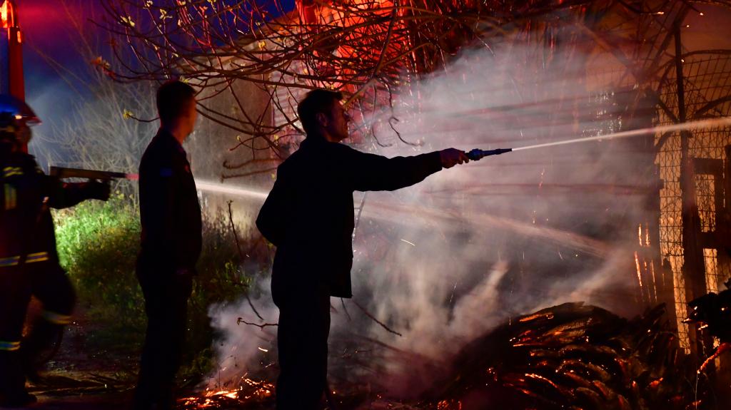 Πυρκαγιά κατέστρεψε ολοσχερώς αποθήκη ξυλείας στα Χανιά