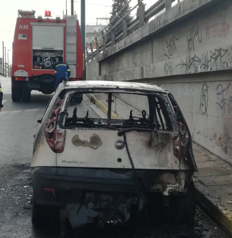 Αυτοκίνητο τυλίχτηκε στις φλόγες στην Κηφισίας