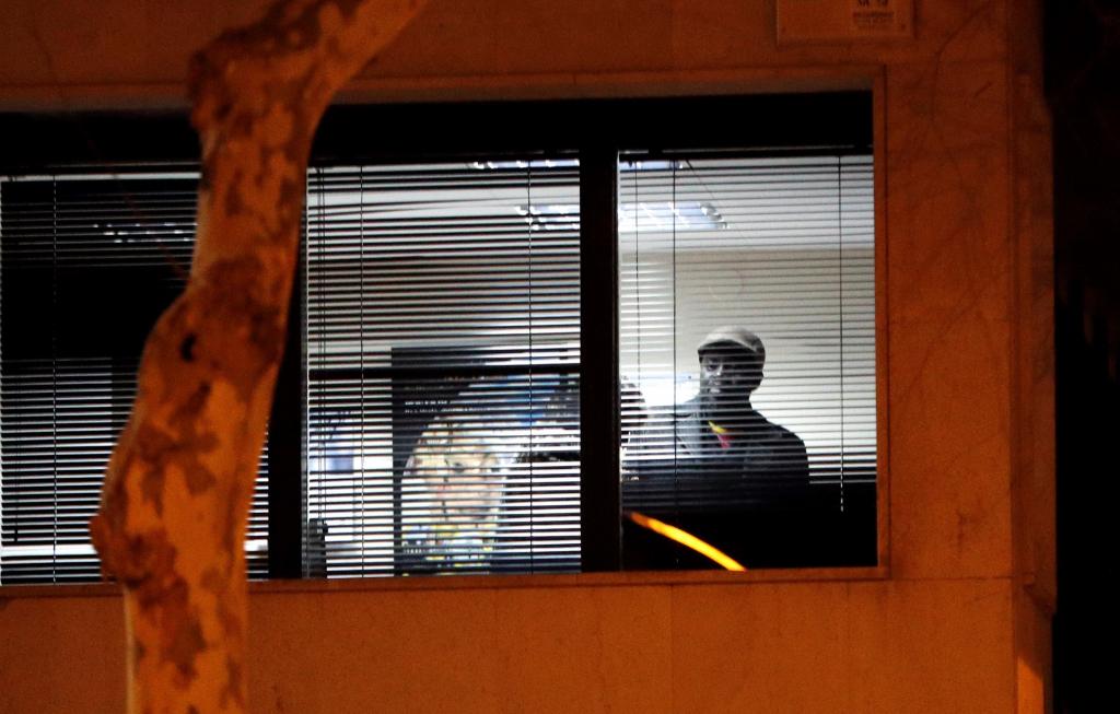Γυναίκα κρατείται όμηρος σε προξενείο στη Βαρκελώνη