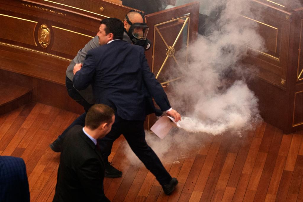 Κόσοβο: Μάχη με δακρυγόνα μέσα στο Κοινοβούλιο