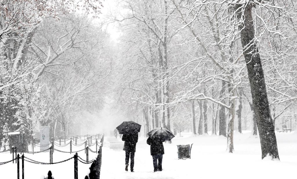 Βυθισμένες στο χιόνι παραμένουν οι ΗΠΑ