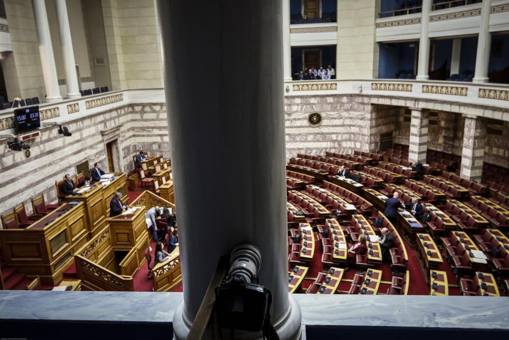 Αίτημα ονομαστικής ψηφοφορίας από βουλευτές του ΣΥΡΙΖΑ για Taxi beat και Uber