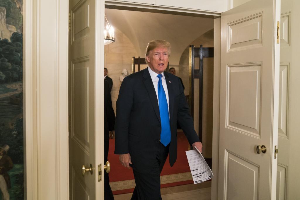 «Παγώνει» την επιβολή νέων δασμών έναντι της ΕΕ ο Τραμπ