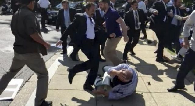 Στο αρχείο οι τραμπουκισμοί των μπράβων του Ερντογάν