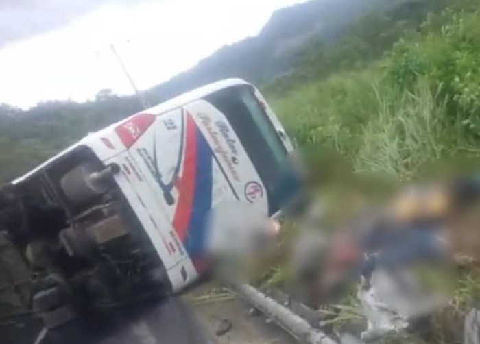 Ισημερινός: 12 νεκροί και 25 τραυματίες μετά από ανατροπή λεωφορείου