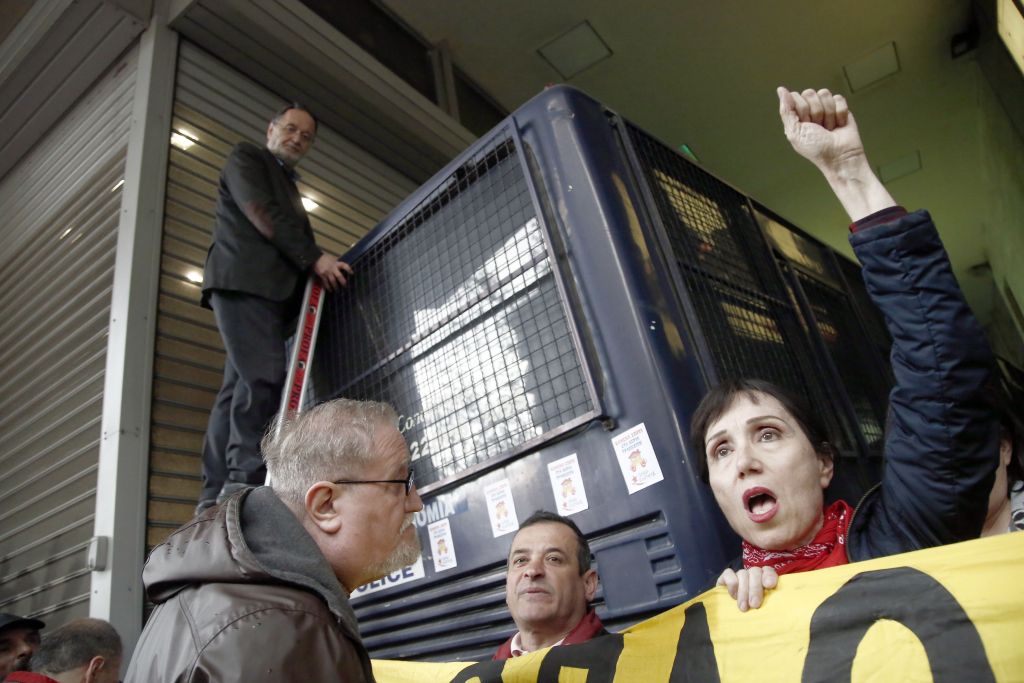 Πλειστηριασμοί: Με σκάλα ανέβηκε ο Λαφαζάνης σε κλούβα των ΜΑΤ