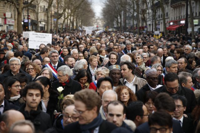 Χιλιάδες Γάλλοι διαδήλωσαν κατά του αντισημιτισμού