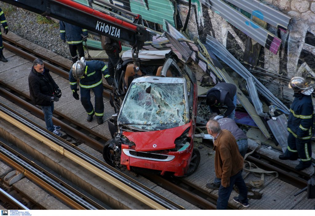 Αυτοκίνητο έπεσε στις γραμμές του Ηλεκτρικού στην Κηφισιά