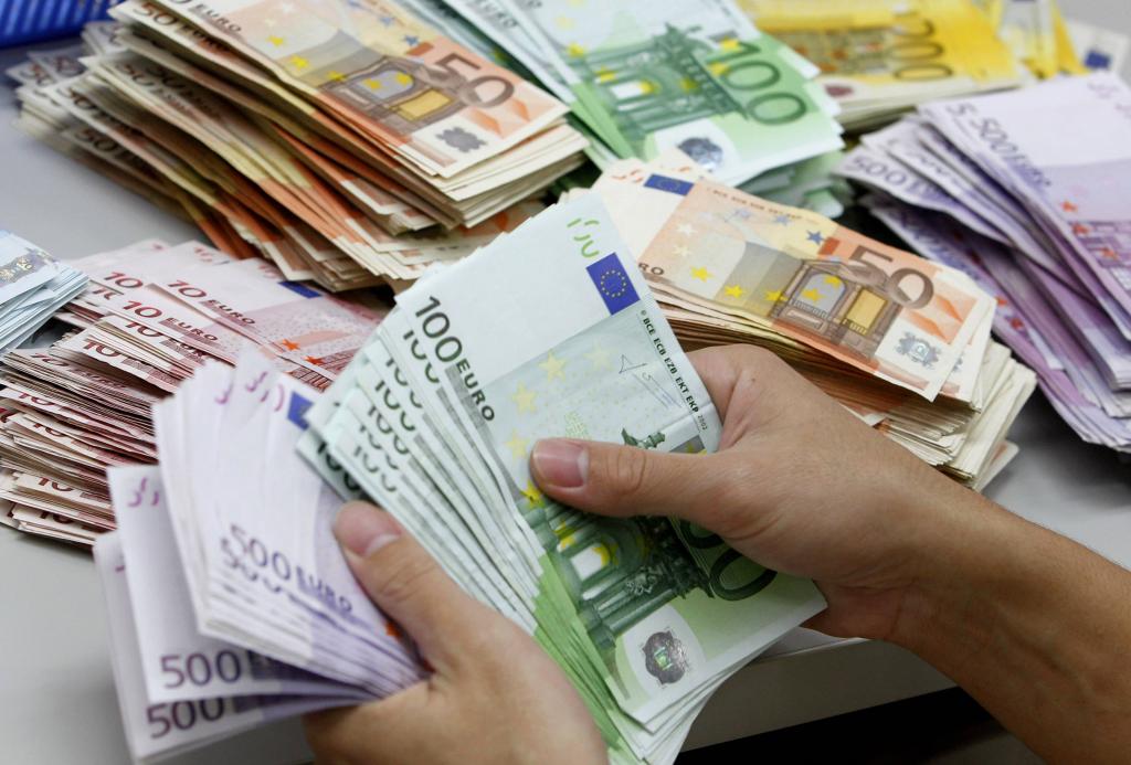 Μισθοί 327 ευρώ στον ιδιωτικό τομέα – Ολοι στρέφονται στο Δημόσιο