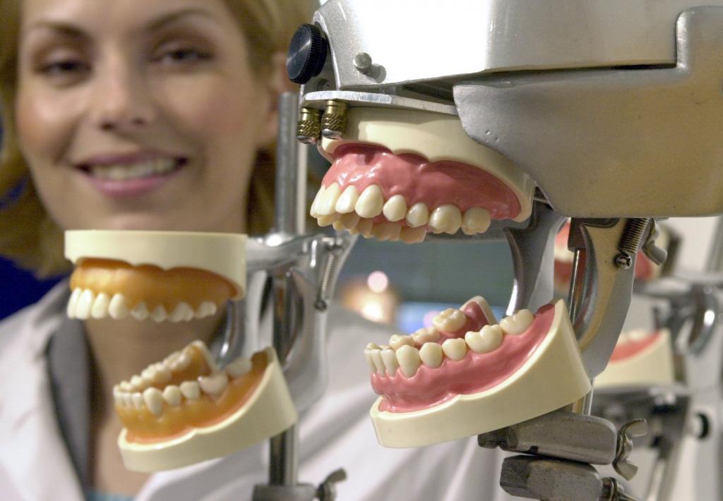 Οι Ελληνες ξαναφορούν μασέλες!