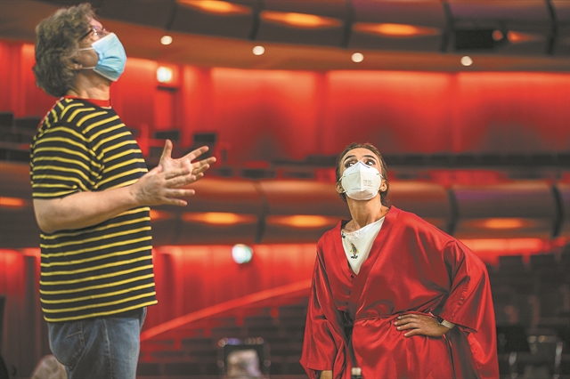 «Μπατερφλάι» με κιμονό και μάσκα