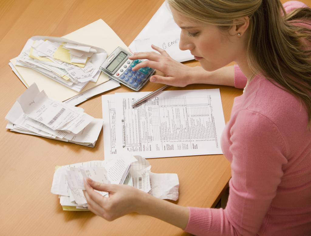 Εφορία: Τι θα πληρώσουν φέτος τα «μπλοκάκια» και οι νέοι επαγγελματίες