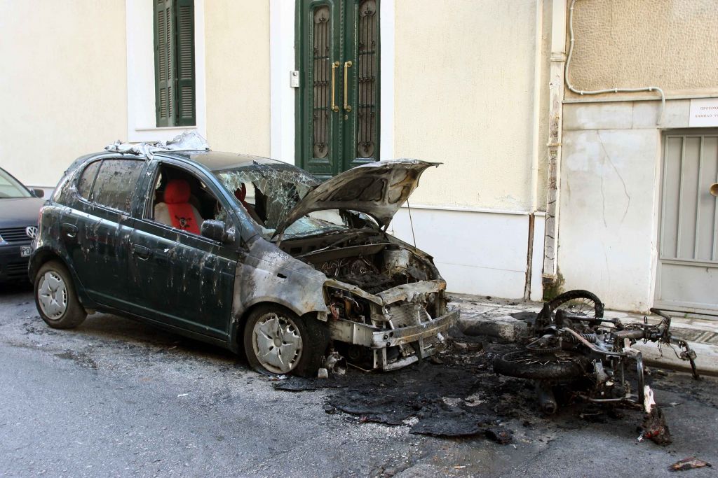 Εμπρησμοί τριών αυτοκινήτων σε Ηλιούπολη και Παλλήνη