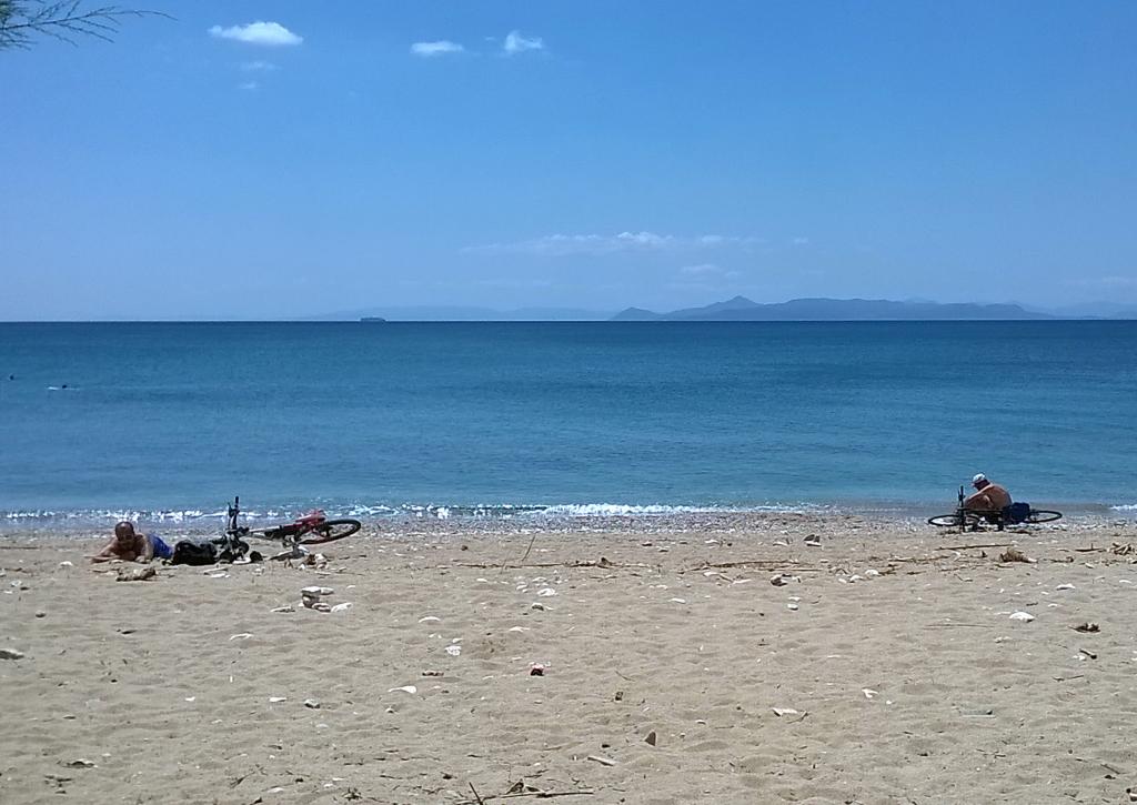 Ευπρεπίζονται παραλίες κοντά Λαύριο