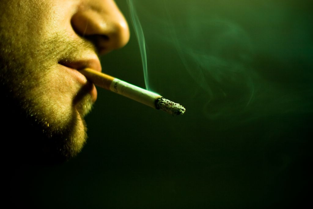 Οσο περισσότερο καπνίζει κανείς, τόσο αυξάνεται ο κίνδυνος εγκεφαλικού