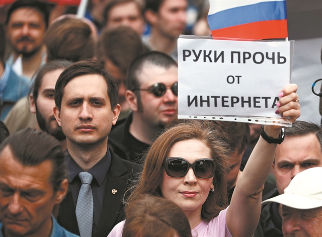 Πνίγουν τη δημοκρατία φιμώνοντας το Ιντερνετ