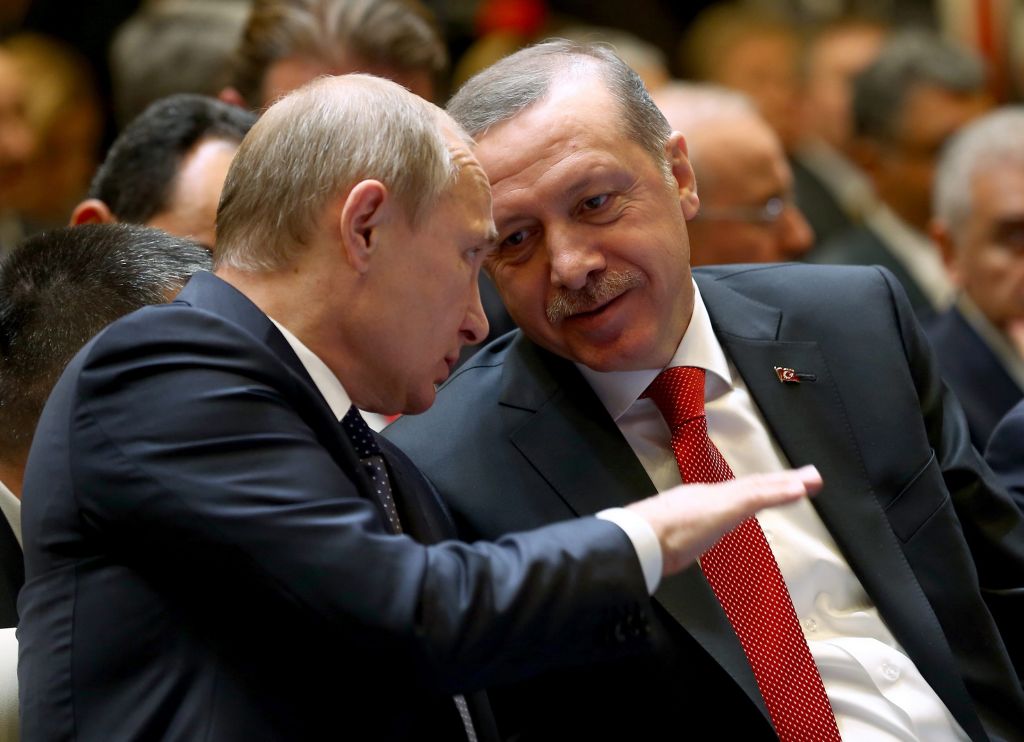 «Μπαϊράκι» Ερντογάν σε Πούτιν: «Δεν απελευθερώνω τους Ελληνες στρατιωτικούς