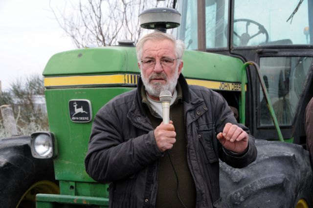 Στη ΜΕΘ ο Βαγγέλης Μπούτας – Τον καταπλάκωσε το τρακτέρ του