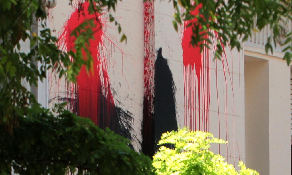 Επίθεση με μπογιές στο βρετανικό υποπροξενείο και το Γαλλικό Ινστιτούτο