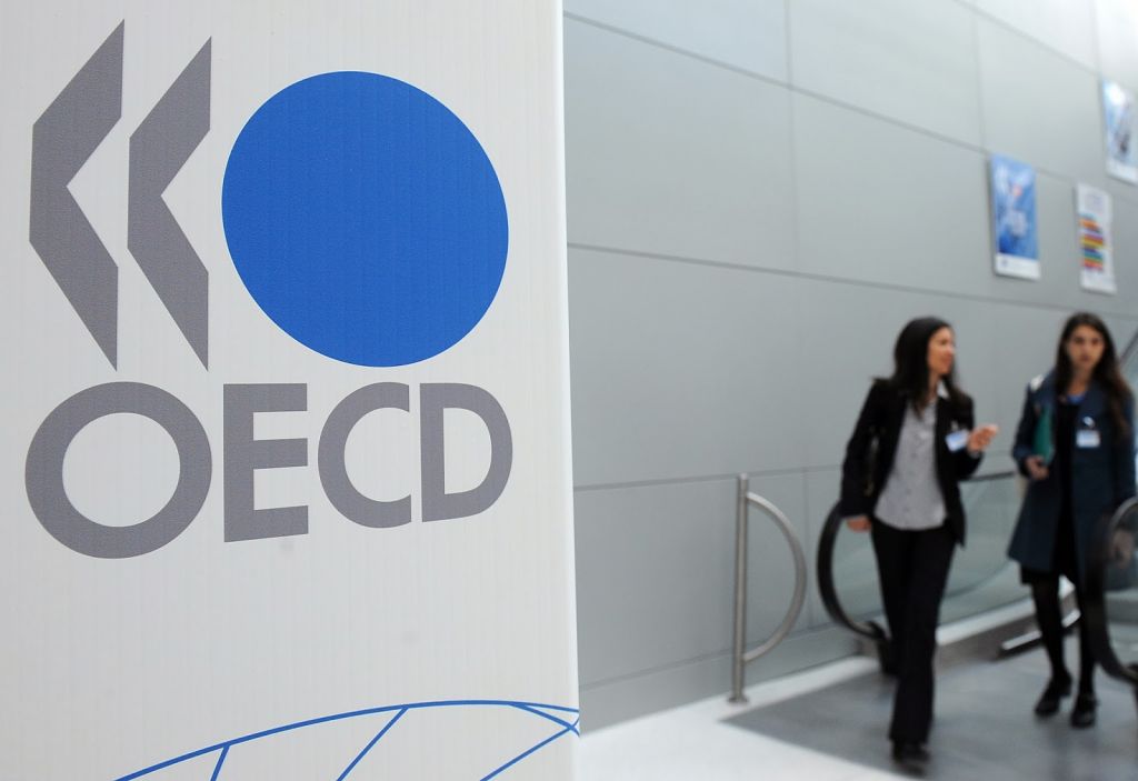 Φόρος εισοδήματος και εισφορές «τρώνε» το 40,8% του μισθού στην Ελλάδα