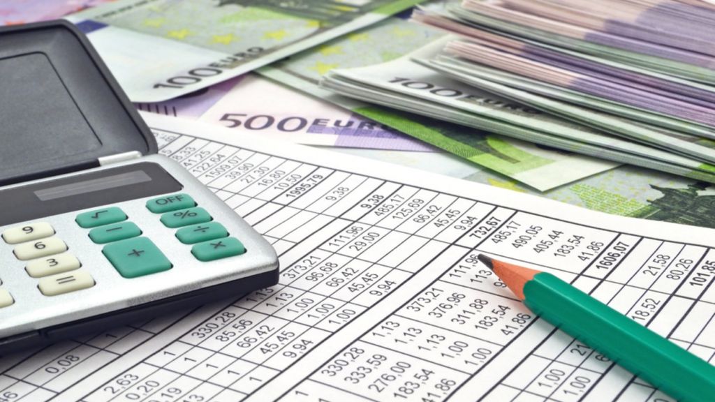 Ερχεται διπλό χαράτσι για τους επαγγελματίες