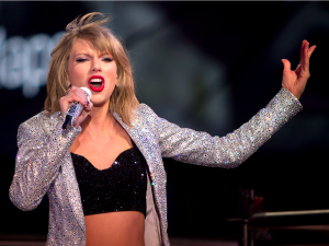 Εισέβαλε στο σπίτι της Τέιλορ Σουίφτ και κοιμήθηκε στον καναπέ της