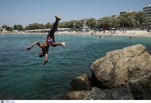 Επιτρέπεται ξανά το μπάνιο στις παραλίες του Σαρωνικού