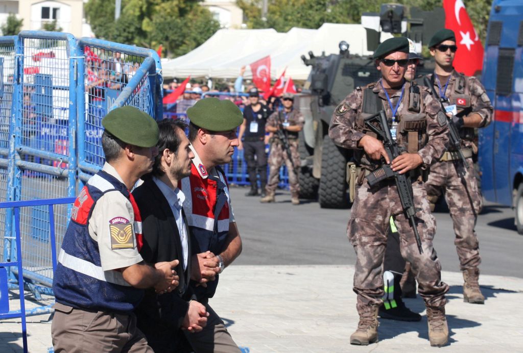 Νέο μπαράζ συλλήψεων αξιωματικών του στρατού στην Τουρκία