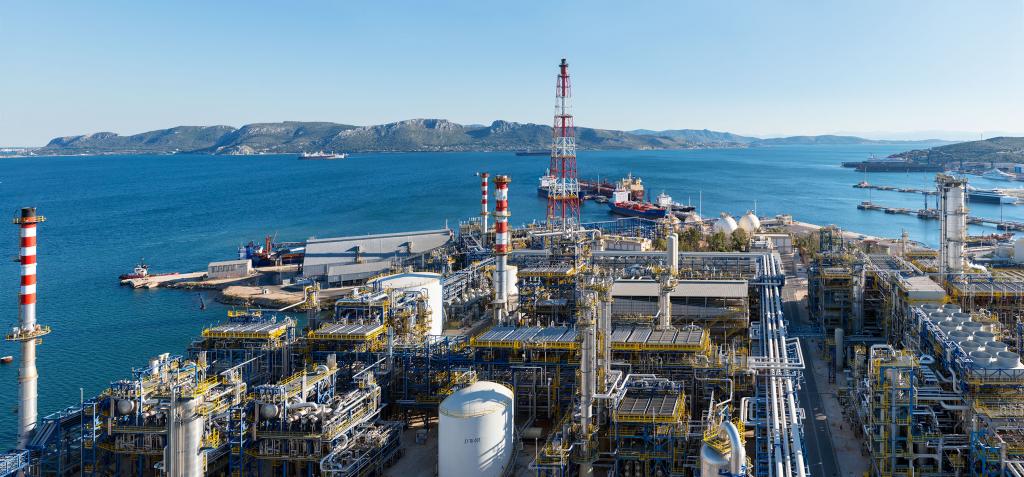 Συμφωνία για πώληση του 50,1% των ΕΛΠΕ