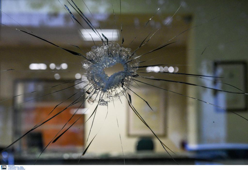 Επίθεση Ρουβίκωνα σε εταιρεία στην Κηφισιά με σφυριά και μπογιές (βίντεο)